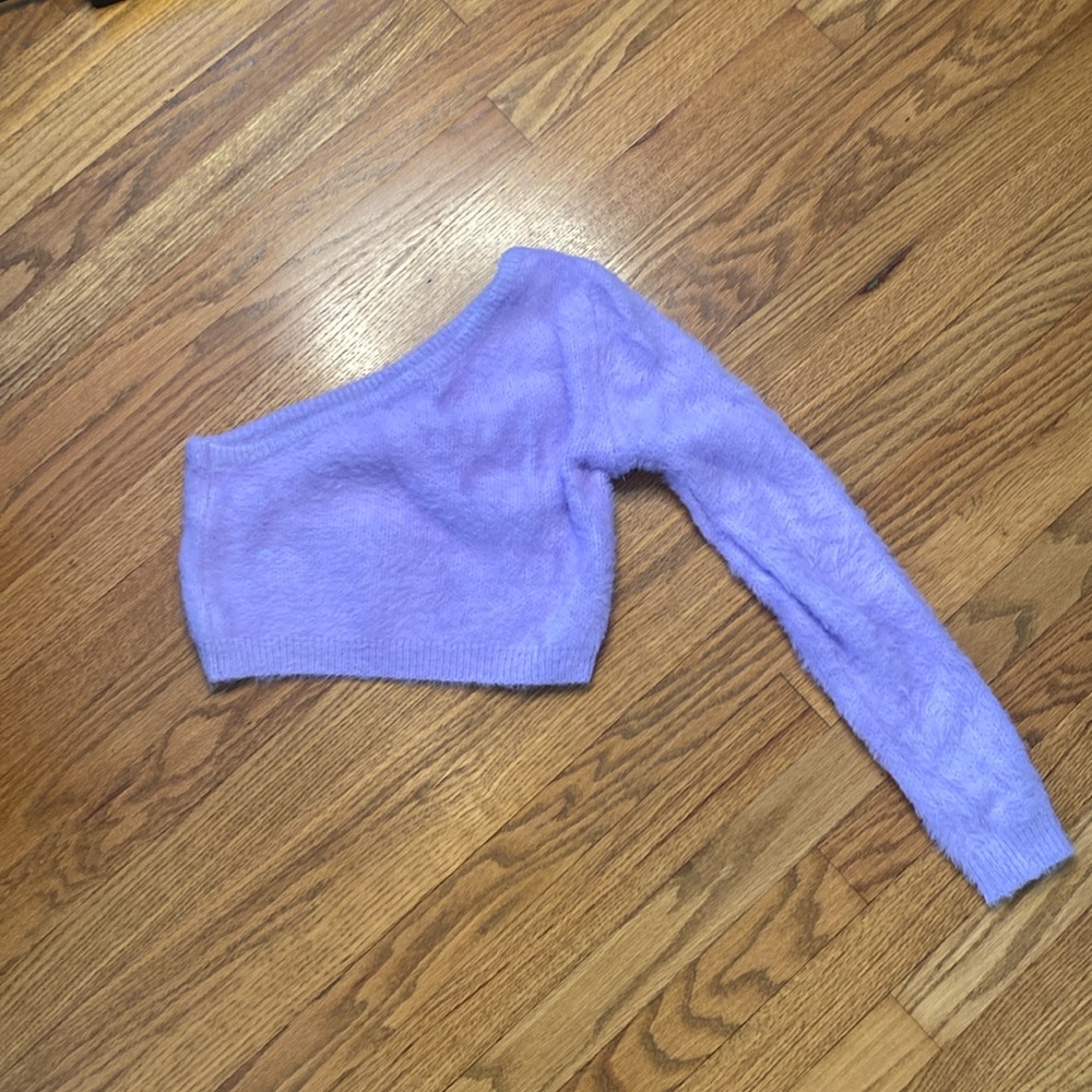 Fuzzy one sleeve purple crop